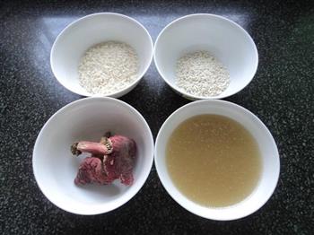 红菇鸭丝粥的做法步骤1