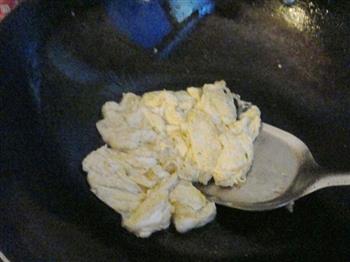 香菇炒鸡蛋的做法步骤3