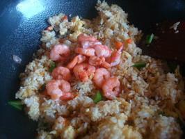 咖喱虾仁炒饭的做法步骤7