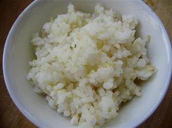 核桃仁炒米饭的做法步骤1
