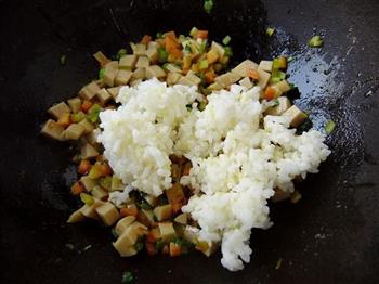 核桃仁炒米饭的做法步骤7