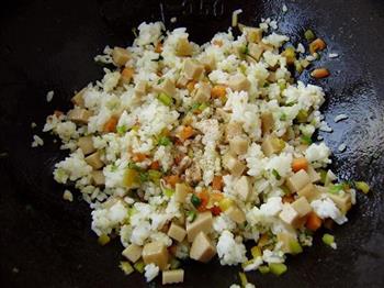 核桃仁炒米饭的做法步骤8