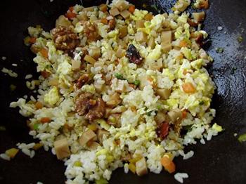 核桃仁炒米饭的做法步骤9