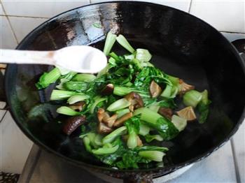 腊肠香菇油菜的做法步骤7
