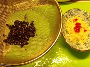 蒜茸豉椒蒸鳗鱼的做法步骤2