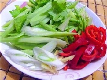 尖椒芹菜炒肉丝的做法步骤3