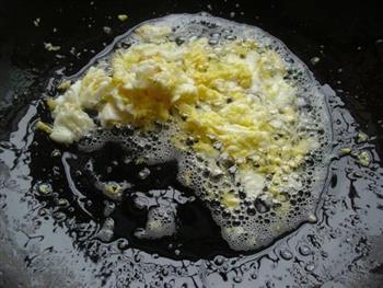 绿豆芽蛋炒饭的做法步骤2