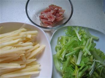 土豆芹菜炒肉丝的做法图解2