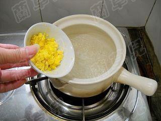 百合蛋黄粥的做法步骤6