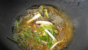 虾油草菇炒毛豆的做法步骤6