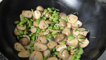 虾油草菇炒毛豆的做法步骤8
