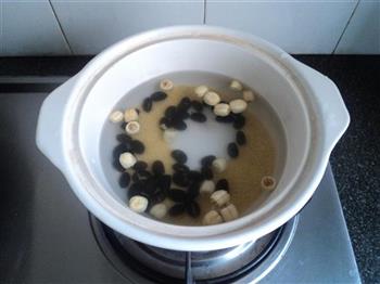 小米黑豆莲子粥的做法图解2