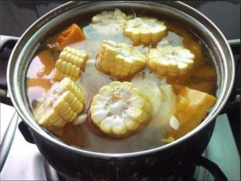 南瓜玉米排骨汤的做法步骤3