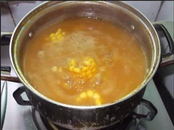 南瓜玉米排骨汤的做法步骤6