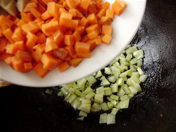 菠菜叶炒米饭的做法步骤4