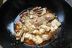 螃蟹辣豆腐的做法步骤10
