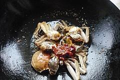 螃蟹辣豆腐的做法步骤7
