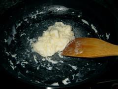 蜜豆蛋清炒牛奶的做法步骤5