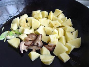 土豆炖肉丸的做法步骤4