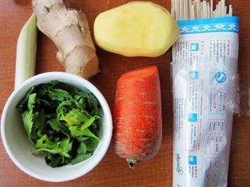 胡萝卜芹菜叶面条的做法步骤1