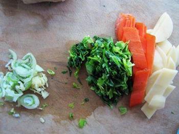 胡萝卜芹菜叶面条的做法步骤2