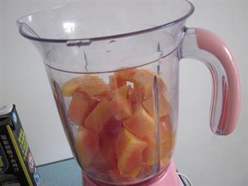 椰奶木瓜汁的做法步骤2
