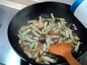 香菇焖白扁豆的做法步骤5