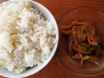 榨菜肉丝炒高粱米饭的做法图解1