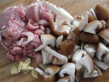 鲜磨菇花菜炒肉片的做法图解1