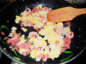 虾仁火腿蛋炒饭的做法步骤6