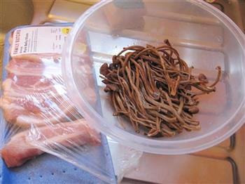 茶树菇红烧肉的做法图解1