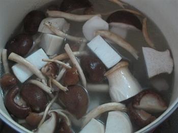 菌菇排骨汤的做法步骤3