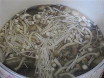 菌菇排骨汤的做法图解4