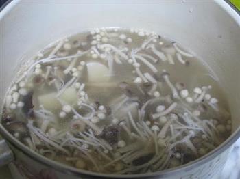 菌菇排骨汤的做法步骤5