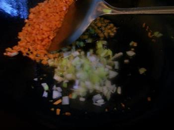 芹菜叶炒米饭的做法步骤5