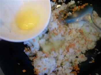 芹菜叶炒米饭的做法步骤6