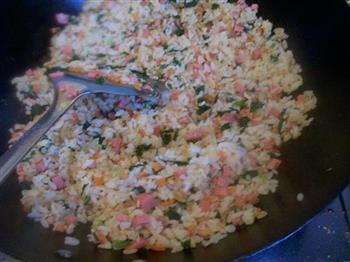 芹菜叶炒米饭的做法步骤8