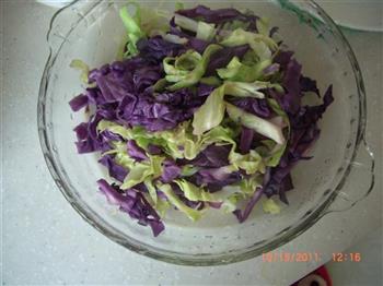 卷心菜拌紫甘蓝的做法图解1