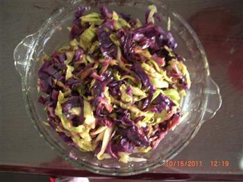 卷心菜拌紫甘蓝的做法图解4