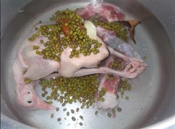 乳鸽绿豆汤的做法图解3
