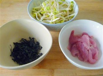 螺旋藻豆芽肉片汤的做法步骤1