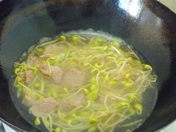 螺旋藻豆芽肉片汤的做法步骤7