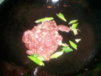 黄瓜木耳炒肉的做法步骤4