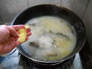 菊花双鱼火锅的做法步骤6