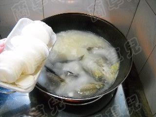 菊花双鱼火锅的做法步骤7