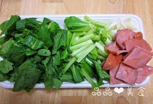 火腿青菜炒乌冬的做法步骤3
