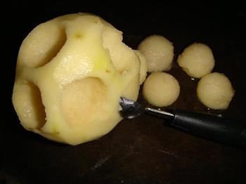 拔丝土豆球的做法步骤2