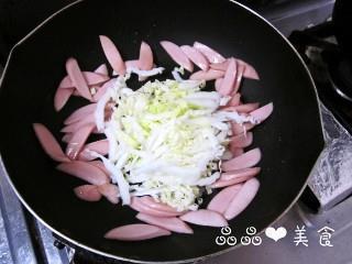 白菜香肠炒面的做法步骤3