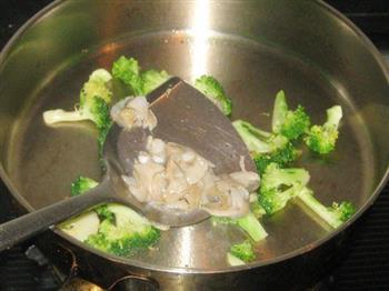 西兰花蛤蜊粥的做法步骤4
