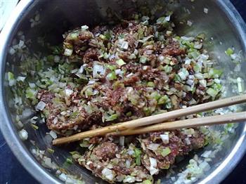 牛肉大葱水饺的做法步骤2